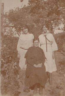 Click for a larger image of Minnie and her two daughters