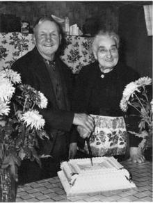 Click for a larger image of Charles Harris and wife Edith Emily (ne Hiscock)
